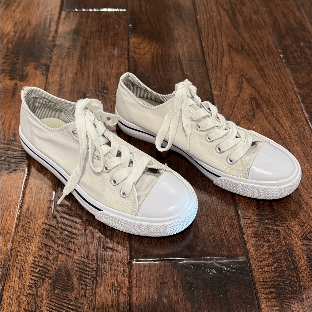 Target White Canvas Lace-Up Sneakers, size 7
